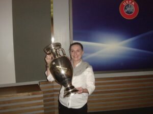 Stoję w siedzibie UEFA i trzymam Puchar